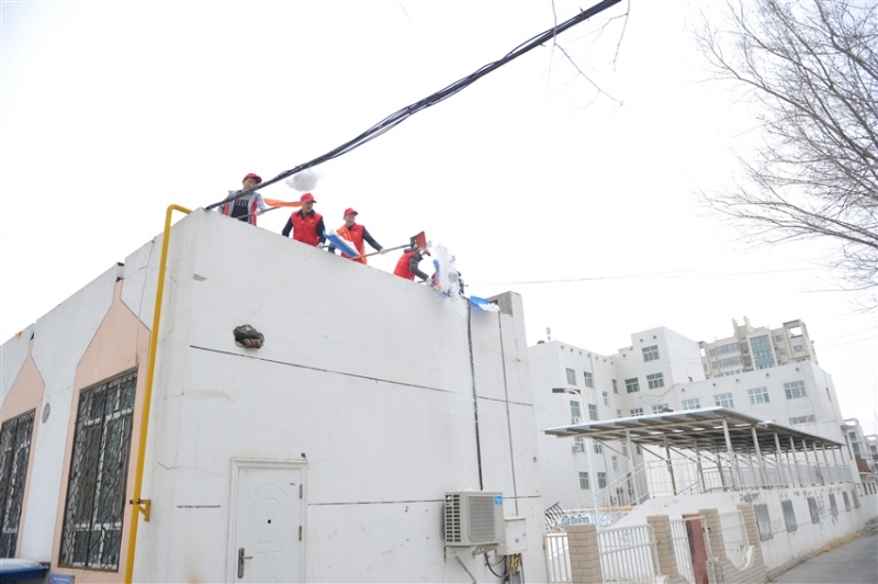 公司11位青年志愿者赴银龄日托中心，帮助日托中心清扫屋面积雪、打扫室内卫生