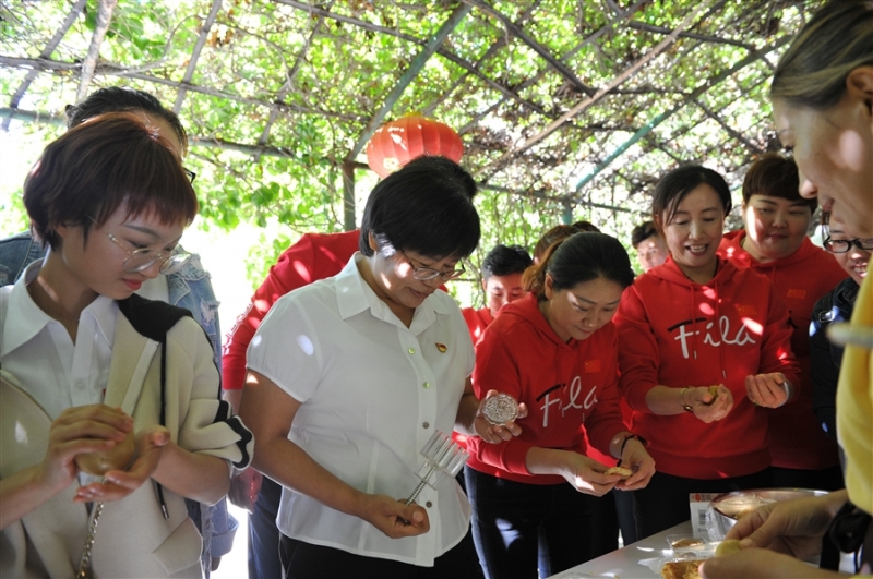集团公司举行庆祝中华人民共和国成立70周年升国旗仪式暨“喜迎国庆、欢度中秋”诗歌朗诵会